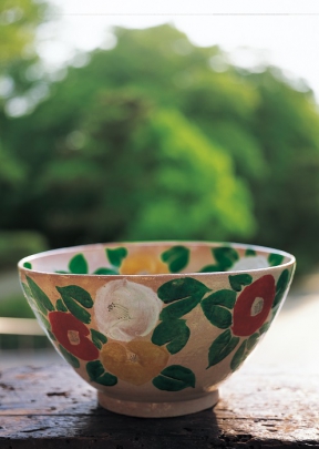 北大路魯山人「つばき鉢」　（1983年、何必館・京都現代美術館蔵）