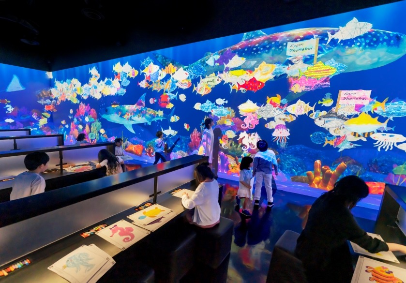 チームラボ《世界とつながったお絵かき水族館》Ⓒチームラボ