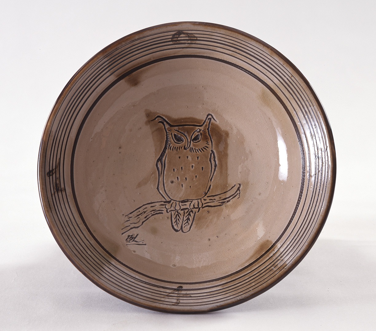 バーナード・リーチ 《梟彫絵鉢》1954年