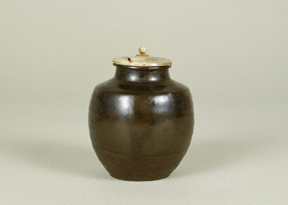 「唐物肩衝茶入 銘 新田肩衝」 中国・南宋時代(12~13世紀) 重要美術品 公益財団法人徳川ミュージアム