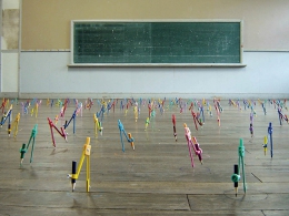 村元崇洋 《DANCE》 伊参スタジオ公園
（旧中之条町立第四中学校、群馬）でのインスタレーション2009年
 コンパス、色鉛筆