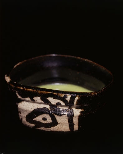 KITAOJI Rosanjin, Shoe-shaped bowl, black Oribe, 1952, Collection of Kahitsukan ・ Kyoto Museum of Contemporary Art
