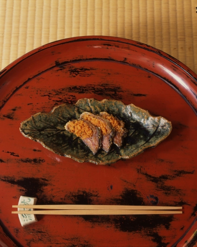 KITAOJI Rosanjin, Leaf-shaped dish, 1953, Collection of Kahitsukan ・ Kyoto Museum of Contemporary Art