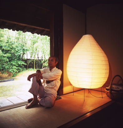 Isamu Noguchi and light sculpture, Akari
Photo : Michio Noguchi