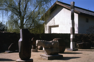 Stone sculptures at the
Isamu Noguchi Garden
Museum Japan
Photo : Michio Noguchi