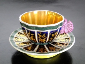 スポード 《金彩花卉文蝶ハンドルトロンブルーズ形カップ＆ソーサー》  (1790ー1820年)